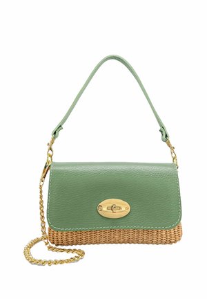Sac à main en cuir vert et osier tressé avec fermoir tourniquet doré, poignée courte verte et bandoulière chaîne dorée amovible sur fond blanc.