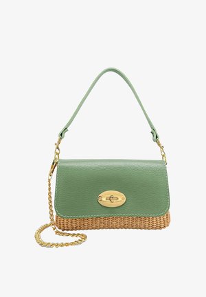 Sac à main en cuir vert et osier tressé avec fermoir tourniquet doré, poignée courte verte et bandoulière chaîne dorée amovible sur fond blanc.