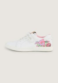 Weißer Sneaker mit floralem Design an der Seite, ausgestattet mit Schnürsenkeln und einem Klettverschluss. Weiche rosa Innenausstattung und strukturiertes Gummisohle.
