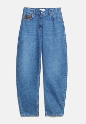 Jean bleu taille haute à coupe décontractée, fermeture par bouton et fermeture éclair, avec une petite poche en cuir sombre sur le côté droit devant.