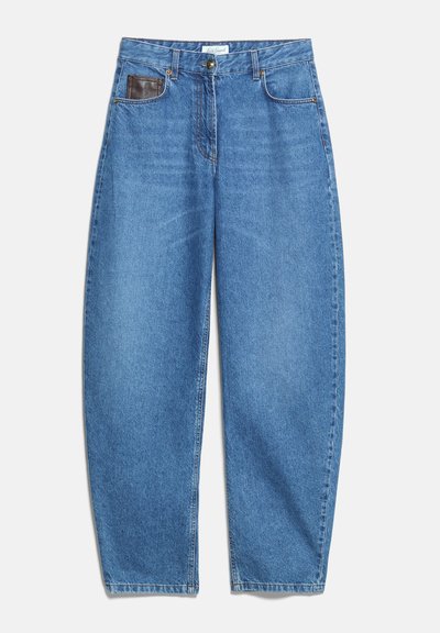 Jean bleu taille haute à coupe décontractée, fermeture par bouton et fermeture éclair, avec une petite poche en cuir sombre sur le côté droit devant.