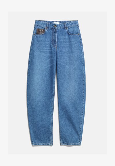 Jean bleu taille haute à coupe décontractée, fermeture par bouton et fermeture éclair, avec une petite poche en cuir sombre sur le côté droit devant.
