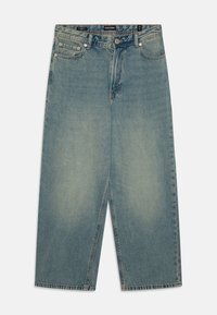 Jeans de mezclilla azul claro con un diseño de pierna ancha, que cuentan con dos bolsillos frontales, un cierre de botón y un ligero desgaste en la tela.