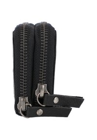 Zwarte leren portemonnee met twee zichtbare ritsen met metalen hardware, een gestructureerd oppervlak en drukknopen aan de randen. Duurzaam ontwerp.