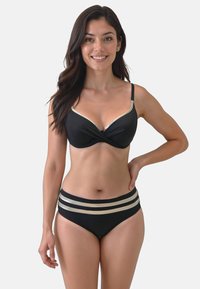 Fekete bikini szett, csavart fazonú felsővel, arany díszítéssel és magas derekú alsókkal, vízszintes arany csíkokkal. Simács szövet textúra.