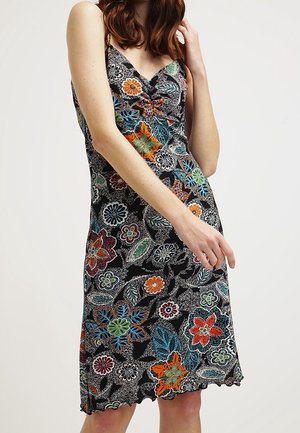 Robe noire avec motifs floraux et feuillages colorés, dotée de fines bretelles et d'un corsage froncé. L'ourlet présente un bord ondulé. Tissu léger.