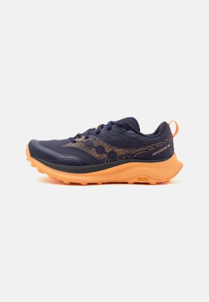 Chaussure de course bleu foncé avec semelle orange, design à lacets et texte « Peregrine 16 » sur le côté du talon.