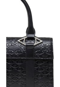 Schwarze Lederhandtasche mit strukturiertem Muster und erhabenen geometrischen Formen. Silberne Beschläge betonen das Design. Strukturierter Griff.