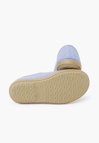 Espadrillas in tela blu chiaro con suola in gomma beige texturizzata e dettagli in giuta intrecciata. La suola presenta un motivo a zigzag per una migliore aderenza.