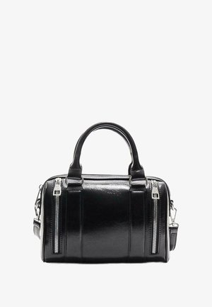 Sort læderhåndtaske med en blank finish, der har to frontlynlåse, korte håndtag og en aftagelig skulderrem. Kompakt rektangulær form.