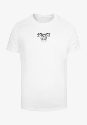 Witte katoenen T-shirt met een centraal zwart grafisch ontwerp van twee vlinders met de tekst "Gun jezelf tijd" eronder.