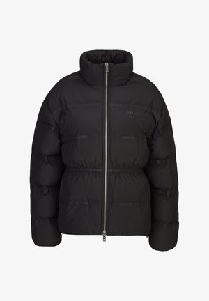 Zwarte pufferjack met hoge kraag, ritsluiting, elastische tailleband en ton sur ton logo-details. Gequiltde textuur verhoogt de warmte en stijl.