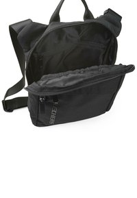 Bolsa de tela negra con doble manija y correa ajustable. Tiene múltiples compartimentos con cremallera y un logo en el lateral. Interior forrado.
