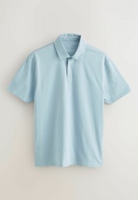 Lyseblå kortærmet polo med klassisk krave og to knapper, vist fladt på en lys baggrund.