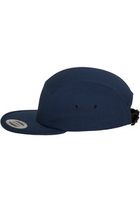 Marineblå kasket med en buet skygge, lavet af stof med en tekstureret overflade. Den har to ventilationshuller og et justerbart strop bagpå.