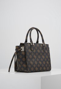 Sac à main en cuir noir avec un motif géométrique marron, forme rectangulaire, double poignée et détail en métal argenté sur le côté.