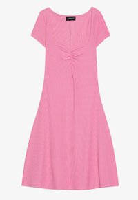 Roze geribbelde jurk met een vierkante halslijn, korte mouwen en plooien aan de voorkant, die uitloopt in een uitlopende rok. Zachte, lichte stof.