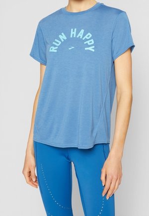 Vaaleansininen urheilupaita, jossa on tekstinä "RUN HAPPY" kontrastivärisenä aqua. Lyhyet hihat, pyöreä kaula-aukko, pehmeä materiaali ja rento istuvuus.
