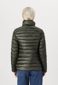 Giacca imbottita verde scuro con colletto alto e trapuntatura orizzontale. Presenta una texture liscia e lucida e una forma aderente.