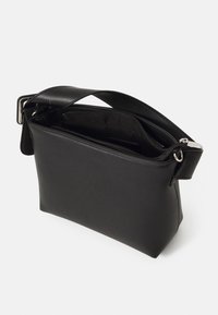 Borsa a spalla in pelle nera con scomparto principale con zip, tracolla staccabile, texture liscia e sottili dettagli in hardware argentato.