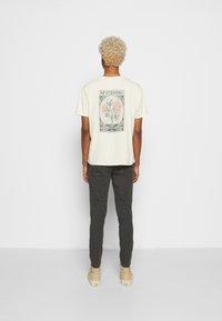 Kaotiko NEVERMIND UNISEX - T-shirt print - ivory