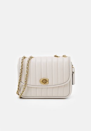 Witte gewatteerde leren crossbodytas met gouden kettingriem en gouden draaivergrendeling op de voorflap.