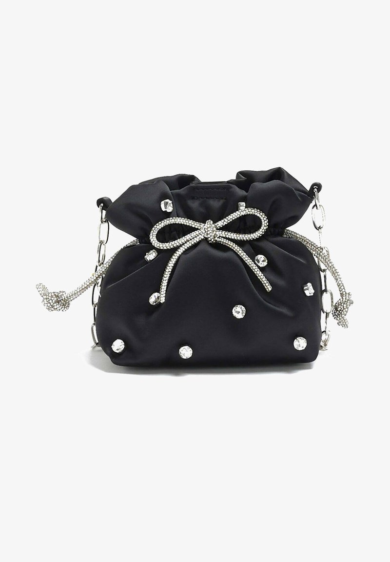 Sac à cordon en satin noir orné de strass et d'un nœud en strass, avec une bandoulière chaîne argentée.