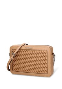 Borsa a tracolla color cuoio realizzata in pelle con trama intrecciata sulla parte frontale, ferramenta argento e tracolla regolabile. Presenta un bordo cucito.