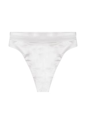 Weißer Satin-Tanga mit glatter Oberfläche, ausgestattet mit einem sanften Bund und minimalistischem Design. Dünne Träger sorgen für eine schlanke Silhouette.