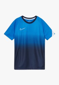 Camisa deportiva de manga corta en azul y marino con un diseño degradado, que presenta un cuello redondo y un logo de Nike en blanco en el pecho. Tejido Dri-FIT.