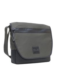 Borsa a tracolla grigia con chiusura a patta, tessuto testurizzato e fondo liscio nero a contrasto. Include una patch con il logo e dettagli con zip.