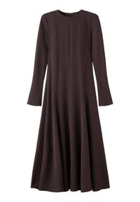 Robe à manches longues de couleur brun foncé, fabriquée en tissu texturé avec un col rond, des coutures latérales et un ourlet évasé. Dispose d'une fermeture éclair au dos.