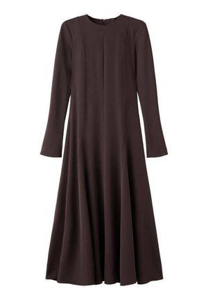 Vestido de manga larga, color marrón oscuro, confeccionado con tela texturizada, con escote redondo, costuras laterales y dobladillo acampanado. Cuenta con una cremallera trasera.
