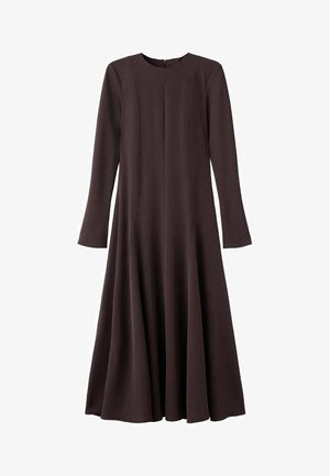 Sukienka z długim rękawem w ciemnym brązie, wykonana z fakturowanej tkaniny, z okrągłym dekoltem, bocznymi szwami i rozkloszowanym dołem. Posiada zamek błyskawiczny z tyłu.