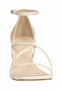 Beige hoge hak sandaal met kruislings geïnspireerde banden, open teen, enkelbandje en een gladde leren textuur, voorzien van een slanke stiletto hak.