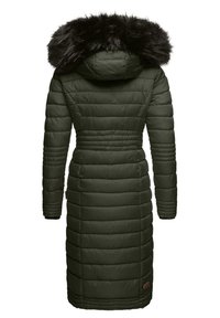 Lange groene gewatteerde jas met een afneembare zwarte faux fur capuchon, voorzien van horizontale stiksels en een aansluitende taille.