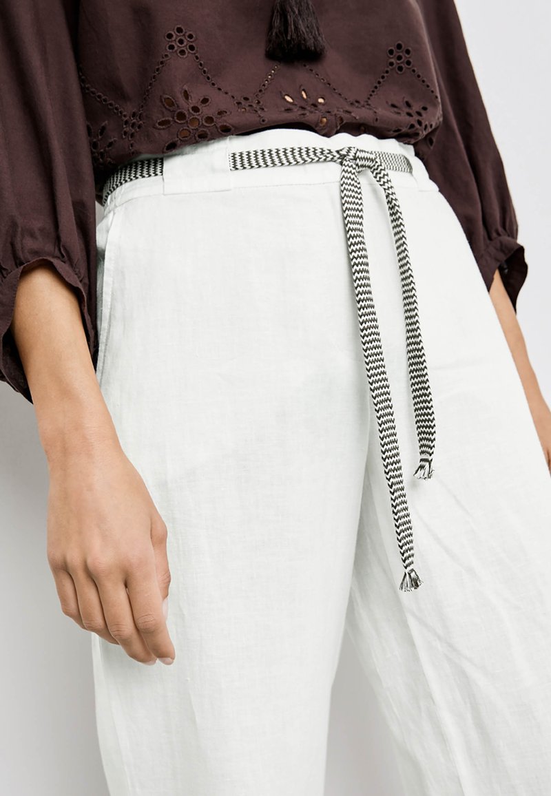 Damen Chinos | Gerry Weber FREIZEIT WEITE Stoffhose off white/offwhite - FB27807 Damen Chinos | Gerry Weber FREIZEIT WEITE Stoffhose off white/offwhite - FB27807