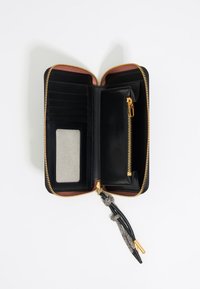 Zwarte leren portemonnee met gouden ritssluiting, meerdere kaartsleuven, een doorzichtig ID-venster en een ritsvak. Grijze leren tassel detail.