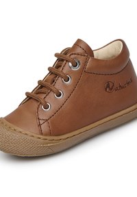 Scarpa in pelle marrone con punta arrotondata, design con sei passanti per lacci, suola in gomma testurizzata e logo del marchio sul lato.