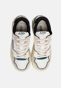 Sneaker bianche e beige con tocchi di verde, dotate di una punta perforata, lacci resistenti e una suola testurizzata. Marchio sulla linguetta.