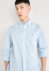 Tommy Hilfiger SOFT FLEX GINGHAM - Košeľa - vessel blue/optic white