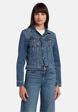 Giacca di jeans di colore blu scuro con un design aderente, due tasche sul petto e chiusure a bottoni. Presenta un colletto classico e cuciture distintive.