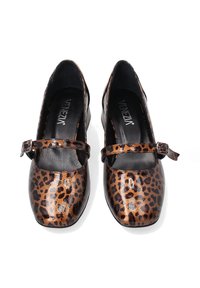 Balletní ploché boty s leopardím potiskem v hnědé a černé lakované kůži. Mají plochý podpatek a pásek se sponou přes nárt.