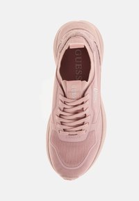 Helles rosa Sport-Schuhwerk mit einer strukturierten Oberseite, runder Zehenform, Schnürsenkeln und einem Logodetail. Weiches Material und ein sanftes Laufsohlendesign.