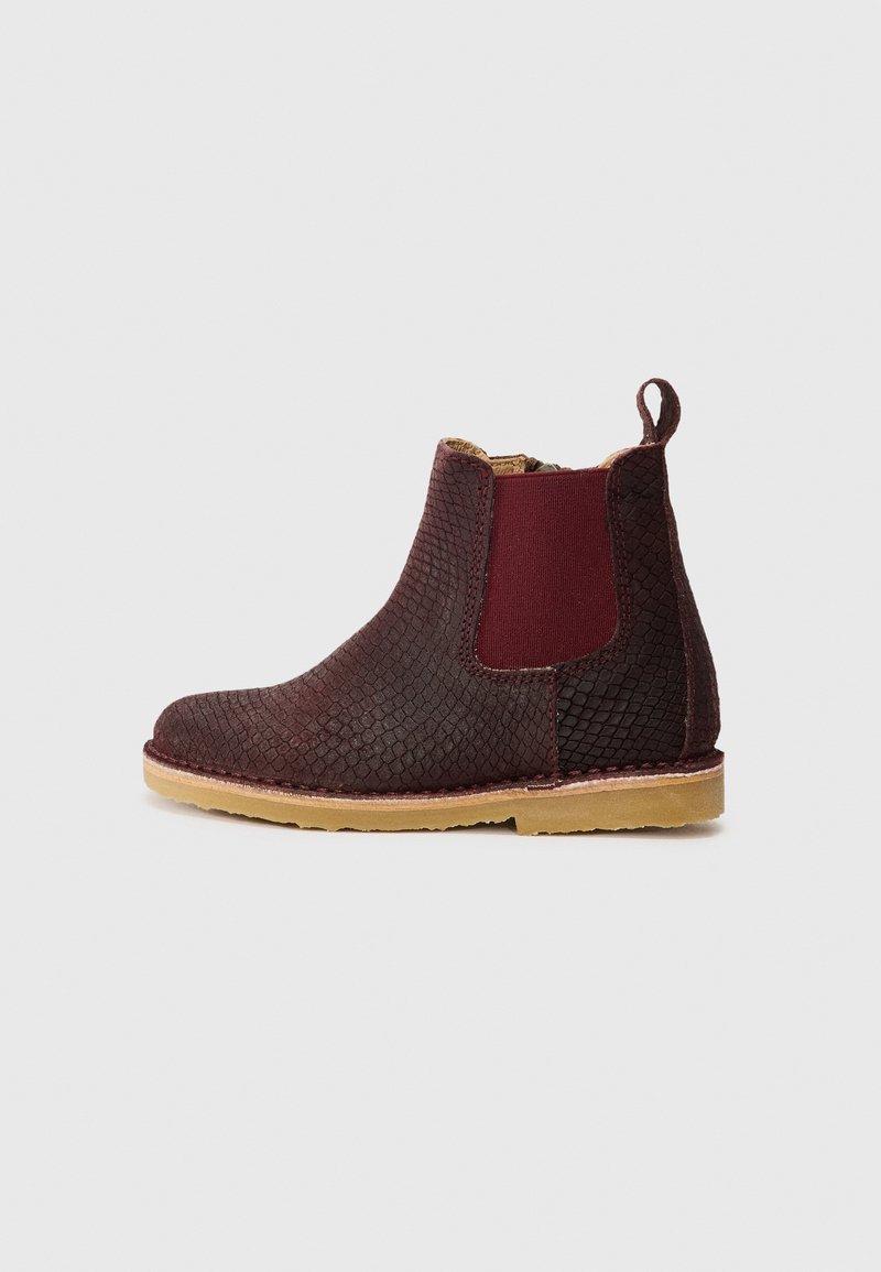 Burgundia värvi pahkluu saapad, millel on tekstureeritud madu nahk, elastsed külgpaneelid ja tan värvi kummitald. Tagaküljel on tõmblõng.