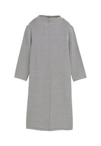 Robe rayée avec un col montant, des manches trois-quarts et une coupe droite. Fabriquée en tissu doux avec un détail de couture verticale au dos.