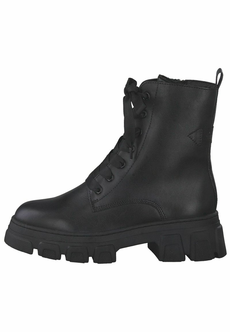 Botte de combat en cuir noir avec semelle épaisse et robuste, lacets à l'avant, et languette au talon, montrée de profil sur fond blanc.