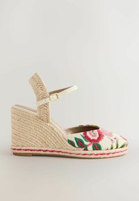 Vezeni wedge sandali s pletenom jute petom, krem tkanina koja prikazuje ružičaste i zelene cvjetne uzorke, podesiva traka s kopčom.