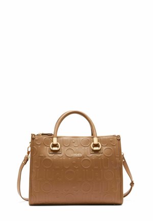 Sac à main synthétique beige avec un motif de logo texturé, matériel doré, doubles poignées supérieures et une bandoulière réglable.