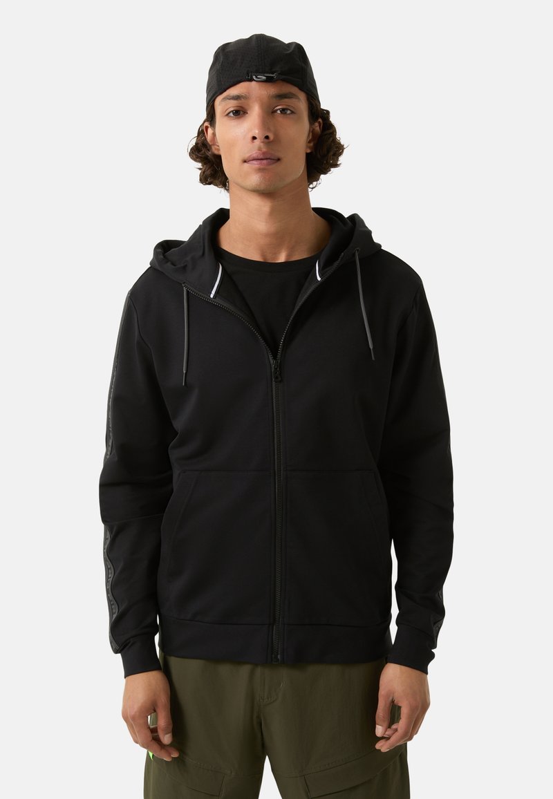 Sort zip-up hoodie med hætte, der har snoretræk, med kængurulommer og kontrastfarvede detaljer på ærmerne, lavet af blødt stof.